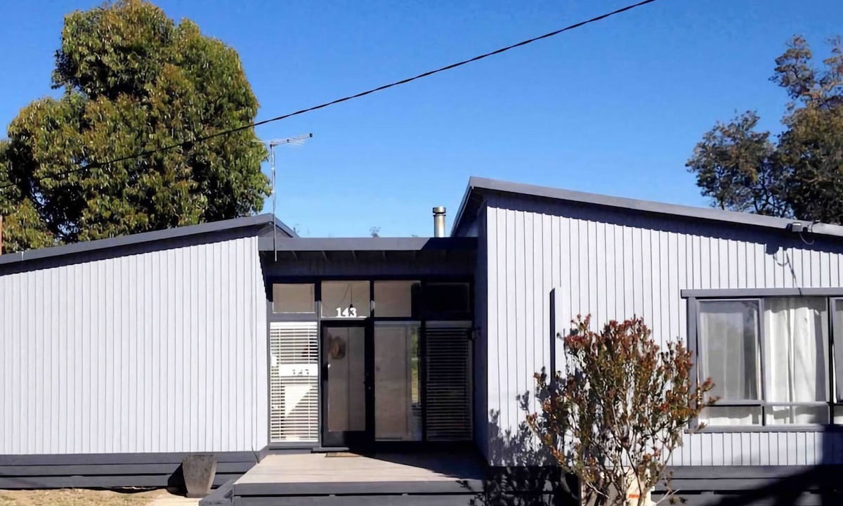 Venus Bay House | Driftwood - stylish, clean backing right onto the dunes.