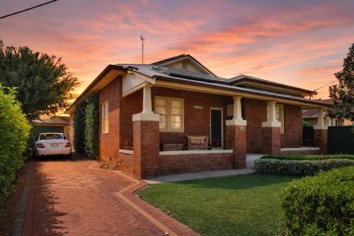 Dubbo Villa | Dubbo 4BR Getaway with Full kitchen, Patio & Grill