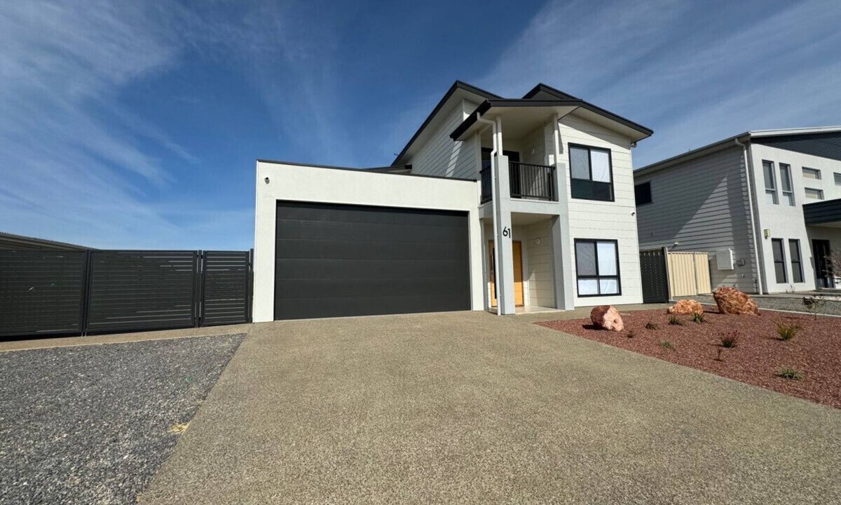 Port Hughes House | Dunes View - Golf Course Views in Port Hughes