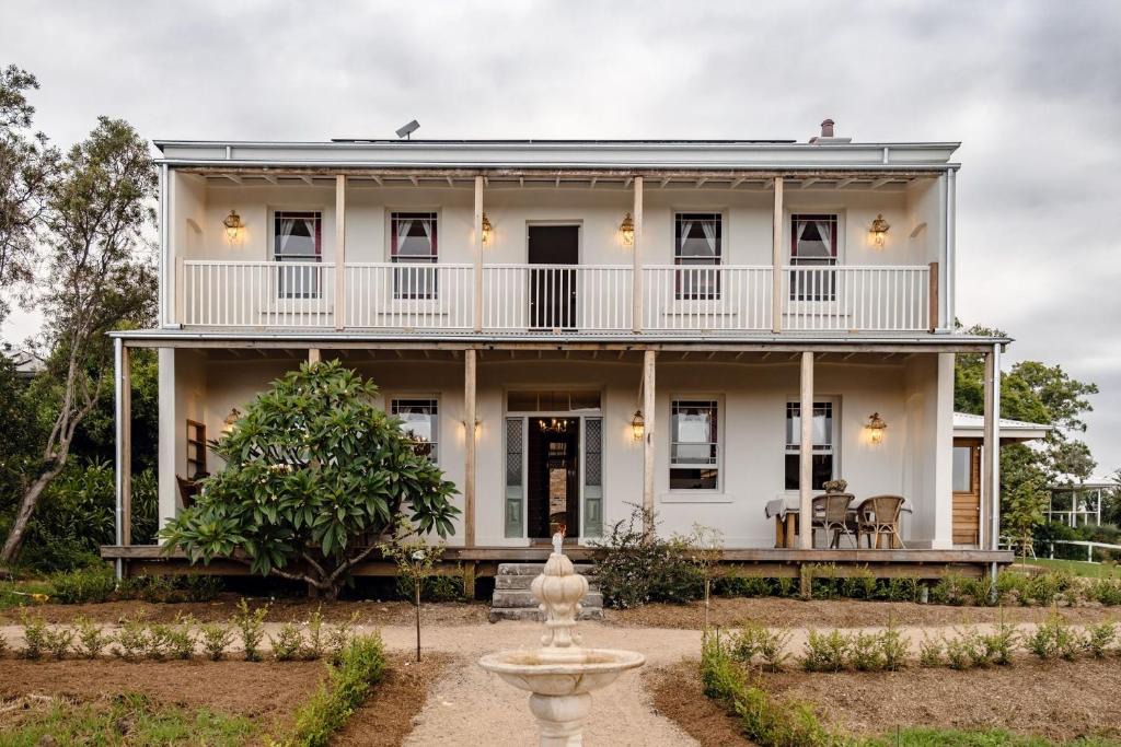 Milton House | Eagles Nest Milton - Stay 3, Pay 2