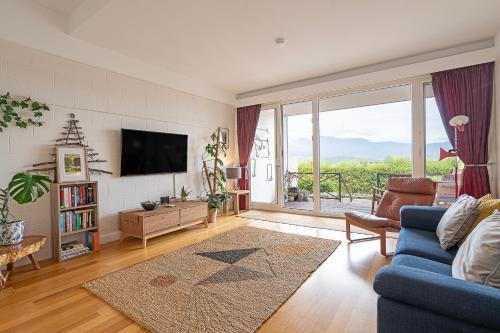 Lindisfarne House | Eastern Shore Escape - Panoramic Modern Comforts