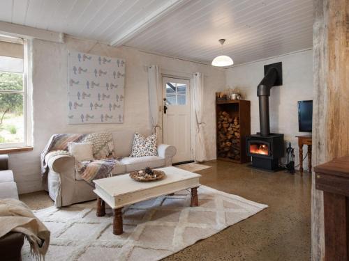 Wheatsheaf House | Edessa Lodge - 2 bedroom tranquil bush retreat