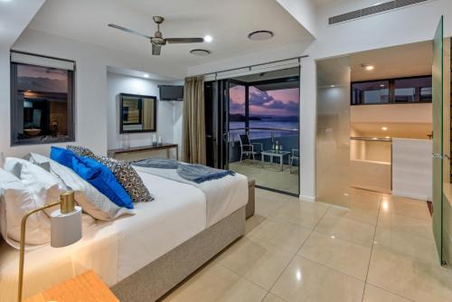 Hamilton Island Villa | Edge 16 - Hamilton Island - Waterfront, Golf Buggy and Sea Views