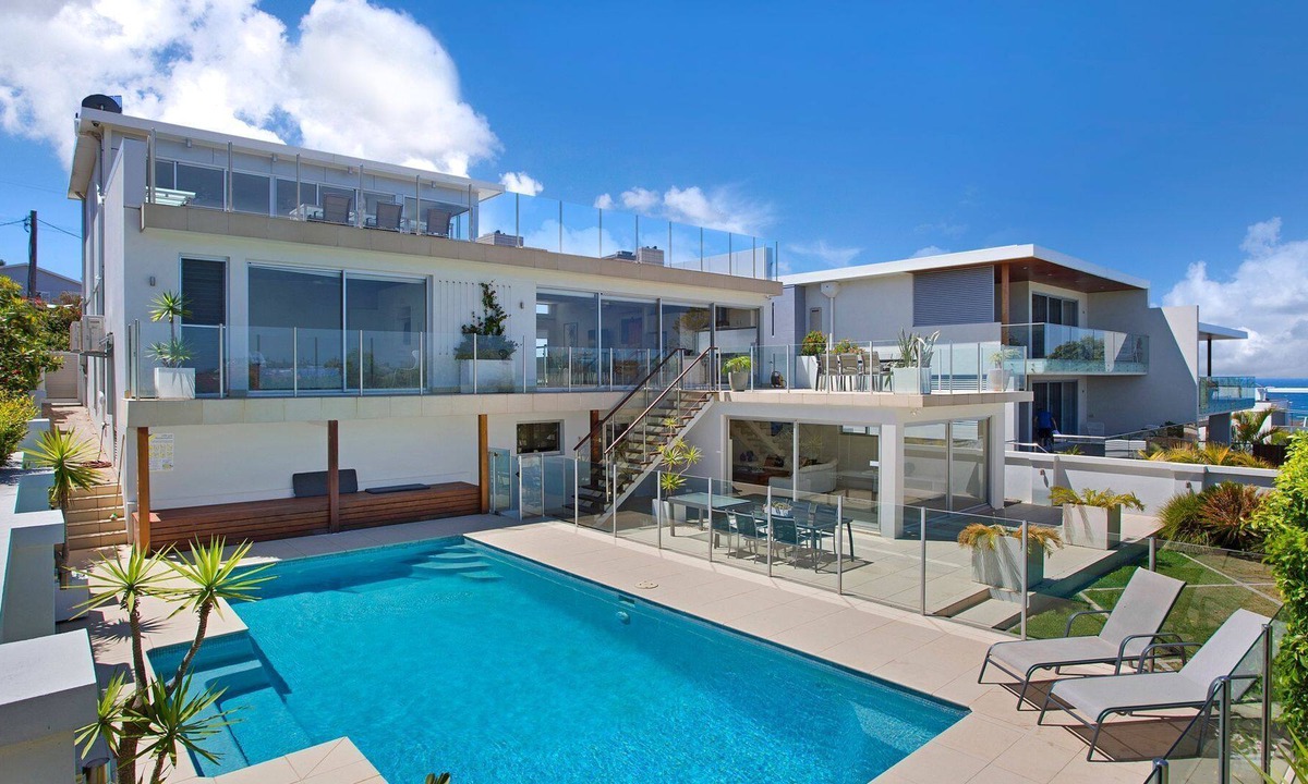 Wamberal House | ELANORA - SOLAR HEATED POOL, 6 BEDROOMS, 4 Bathrooms, 100m Beach, Sleeps 16