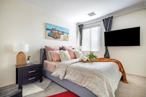 Coolbellup House | Elegant Hampton-Style Retreat , Tranquil Private Bedroom with Shared Bathroom