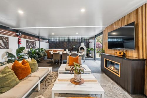 Coffs Harbour House | Ellie's Luxe Cottage Escape - Sleeps 8, Spa, Pizza Oven