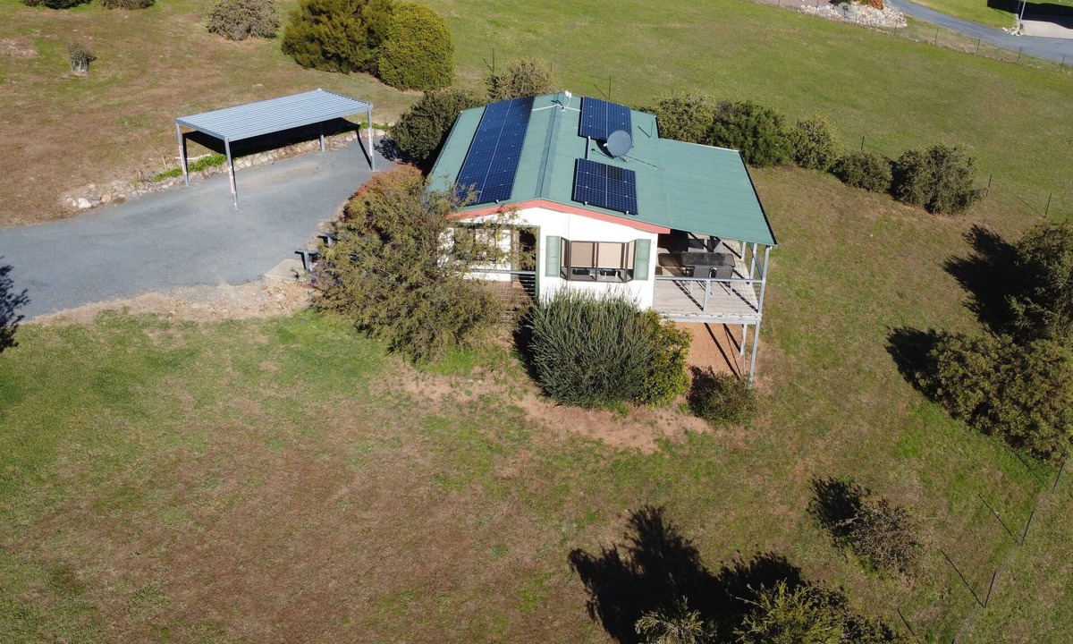 Little River Cottage | Elm Cottage Tumut - River Gum a 3 bedroom Pet Friendly Cottage with river views