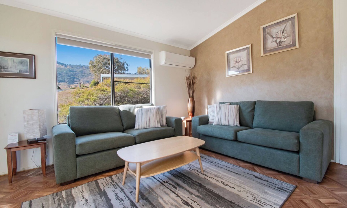 Little River Cottage | Elm Cottage Tumut -Blue Gum a Pet Friendly cosy 2 bedroom Cottage - river views