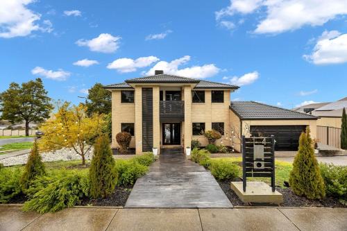 Sunbury House | Emu Lodge Spacious 6BR Hilltop Retreat