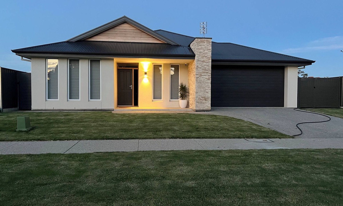 Victor Harbor House | Encounter Bay - Large luxury coastal home 1 min walk to beach and two lakes.