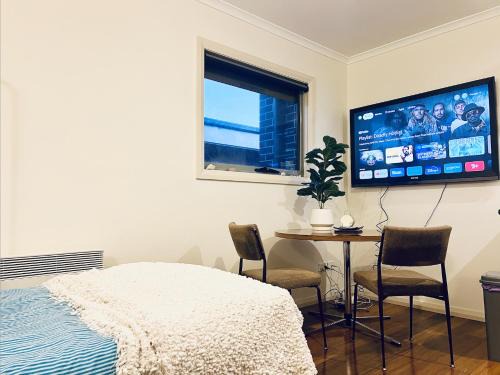 Penguin House | Entire Unit in Penguin with Free Parking