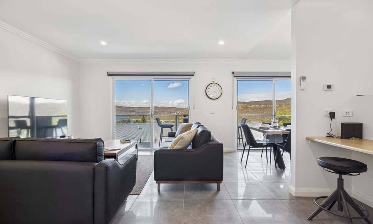 Jindabyne Resort | Eric's Lake View Retreat