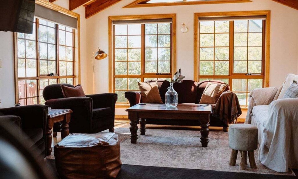 St Helens House | Erythos Cottage - close to town and cute as a button