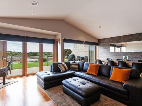 Torquay House | Esplanade Frontage 219a Sea Views Steps to the beach
