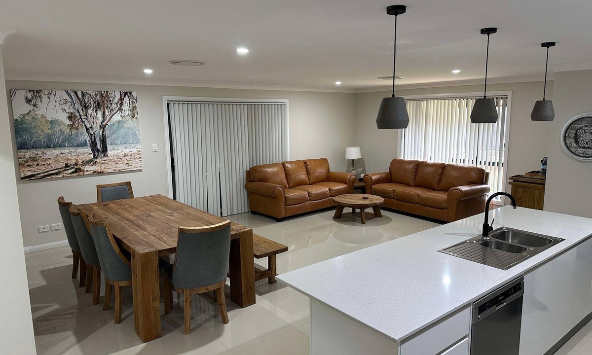 North Tamworth House | Eureka at The Meadows. Perfect for a family, executive or work stay.
