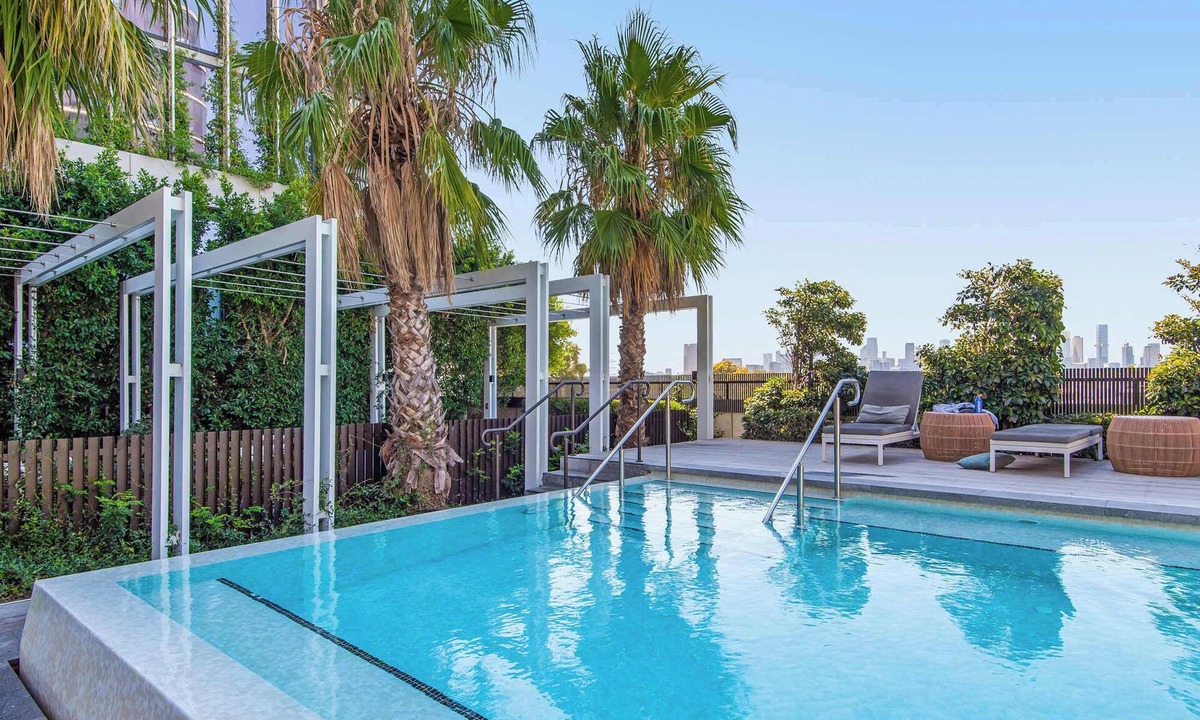 Port Melbourne Apartment | Executive apt. +views +parking in beachside resort