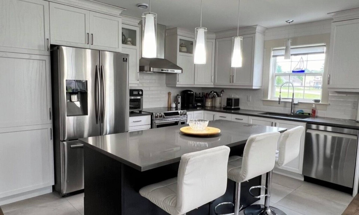 Dieppe House | Executive Home in Dieppe (Semi-Detached) - close to airport & downtown Moncton