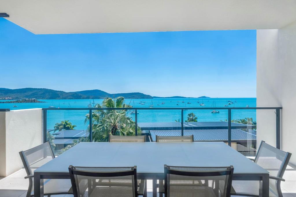 Airlie Beach Apartment | Executive on Whisper Bay - Cannonvale