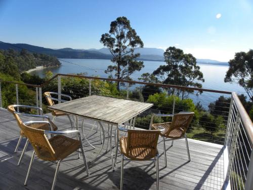 Coningham House | Exquisite Waterfront Oasis Near Bruny Hobart
