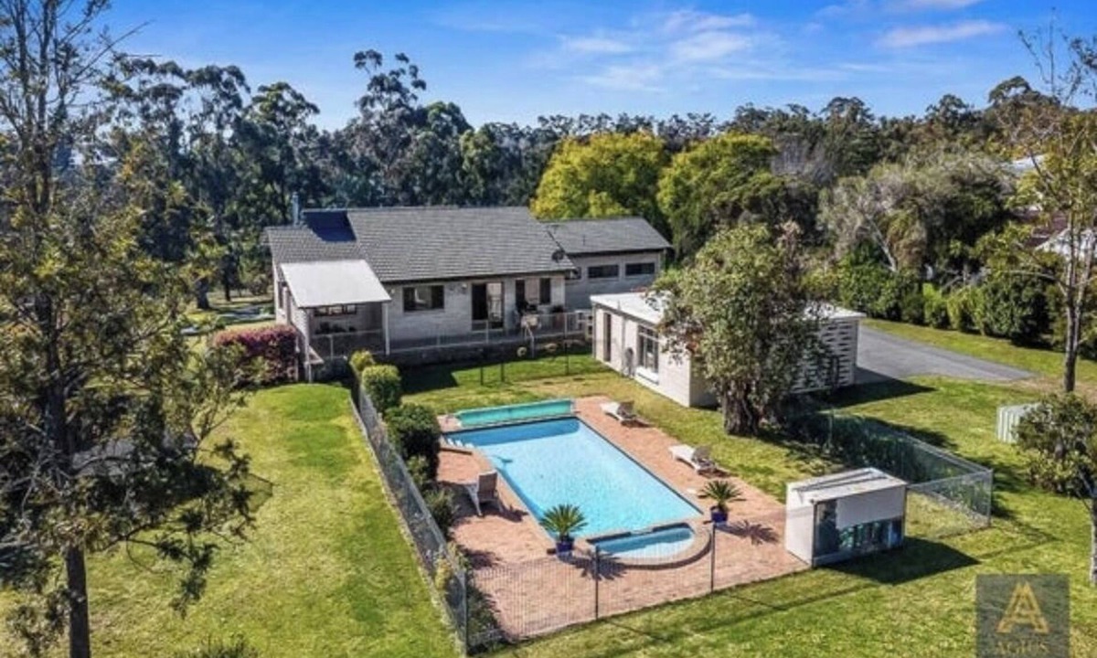 Kenthurst House | Family Friendly , Pet-friendly and a big swimming pool