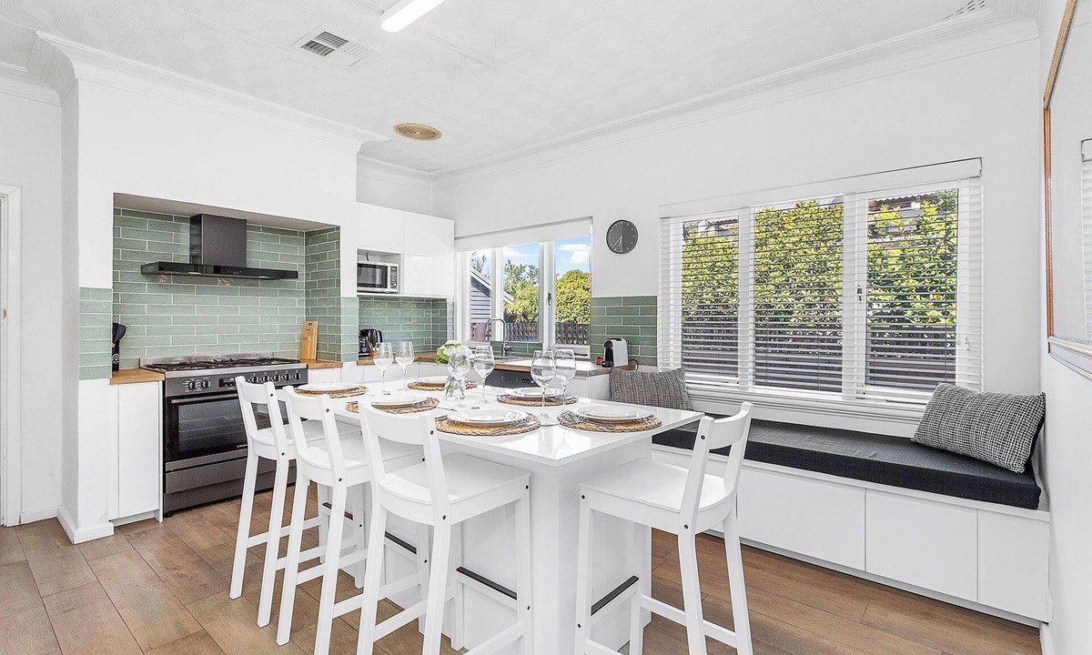 Bassendean House | Family-friendly stay featuring spacious lawn.