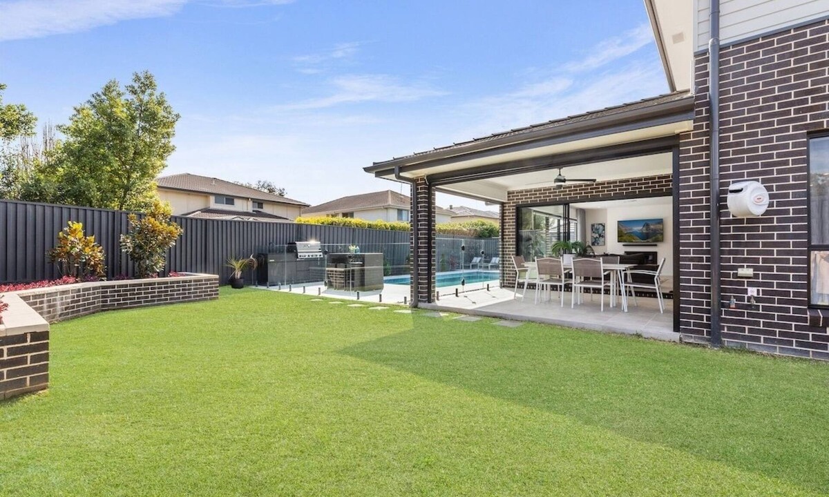Illawong House | Family Haven 4 Bed + North-Facing Pool, Illawong - Pet Friendly