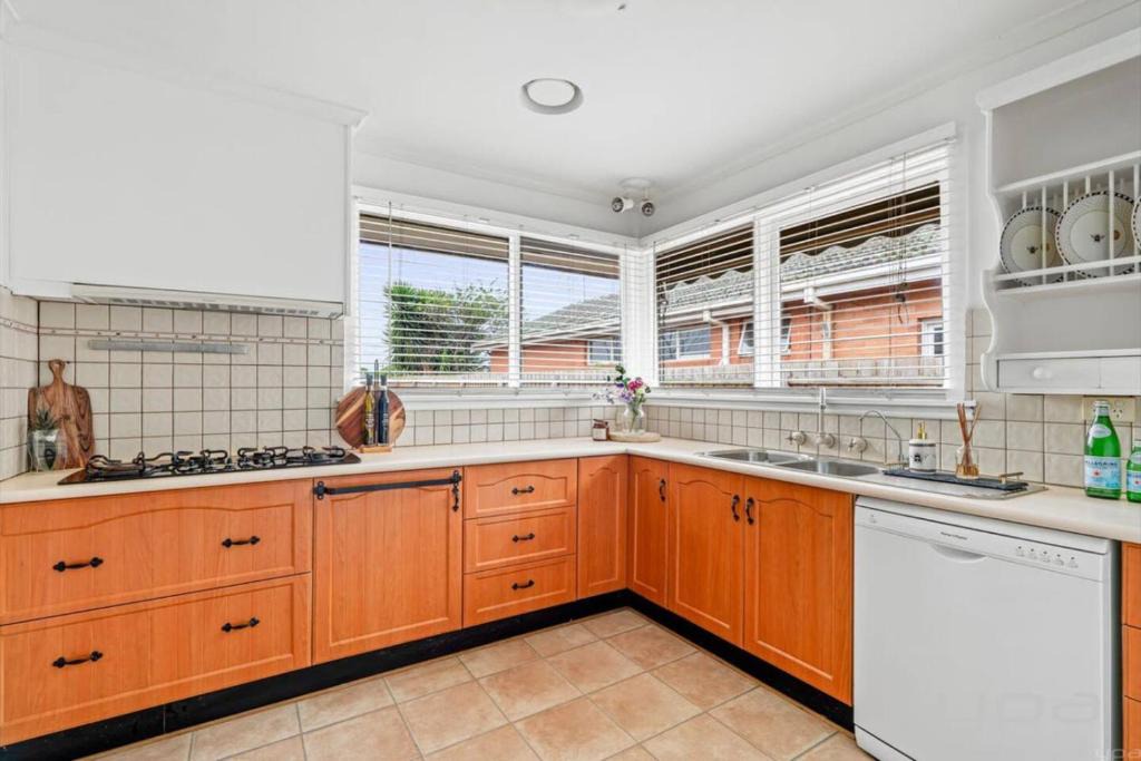 Werribee House | Family Home for 12 in Werribee