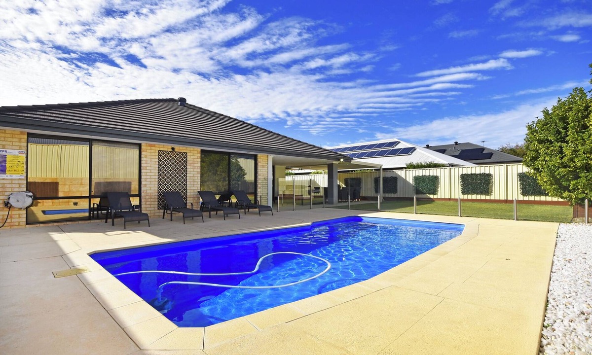 Tapping House | Family home with pool a/con