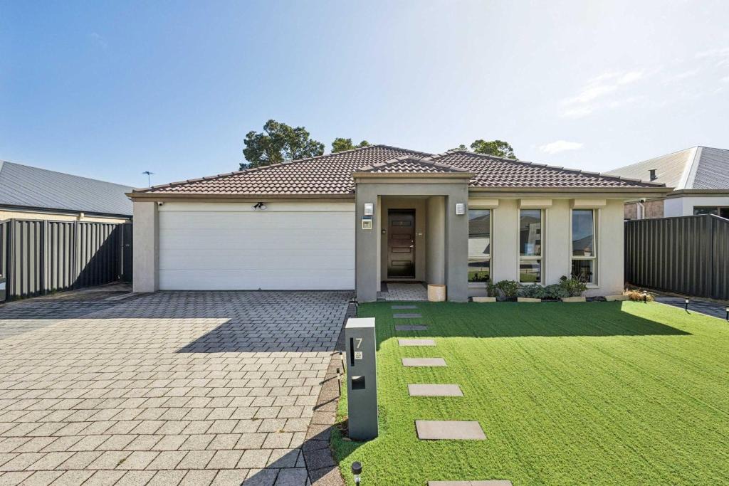 Brabham House | Family Retreat Near Swan Valley and Wildlife Park