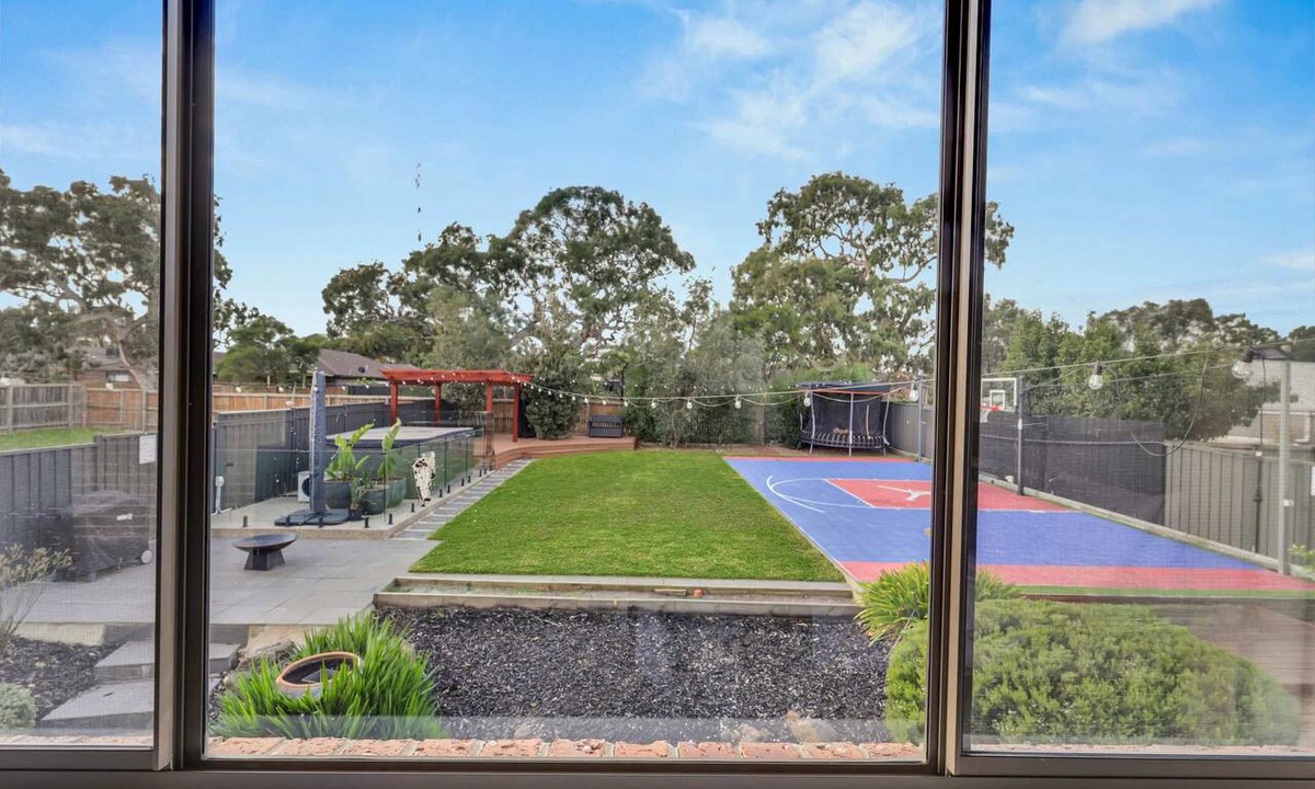Mernda House | Family Retreat, Swim Spa & Basketball court
