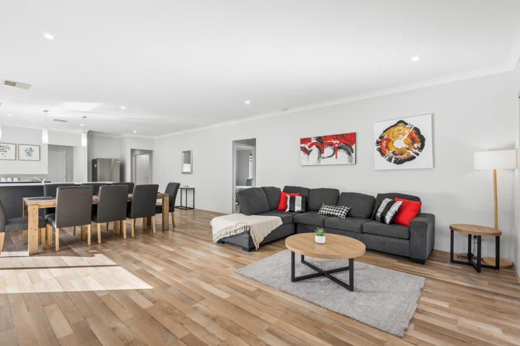 Brabham House | Family Stay Near Wineries & Cuddly Animal Farm
