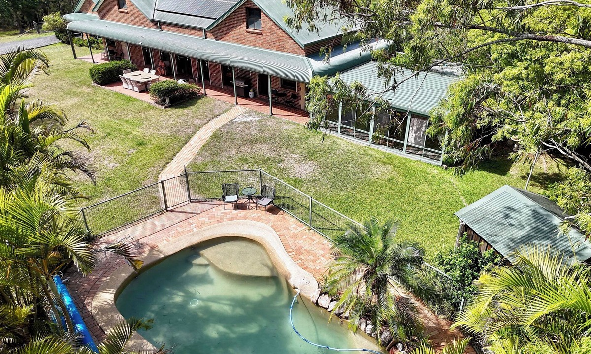 Coomba Bay House | Farm stay close to beaches. sleeps 21.