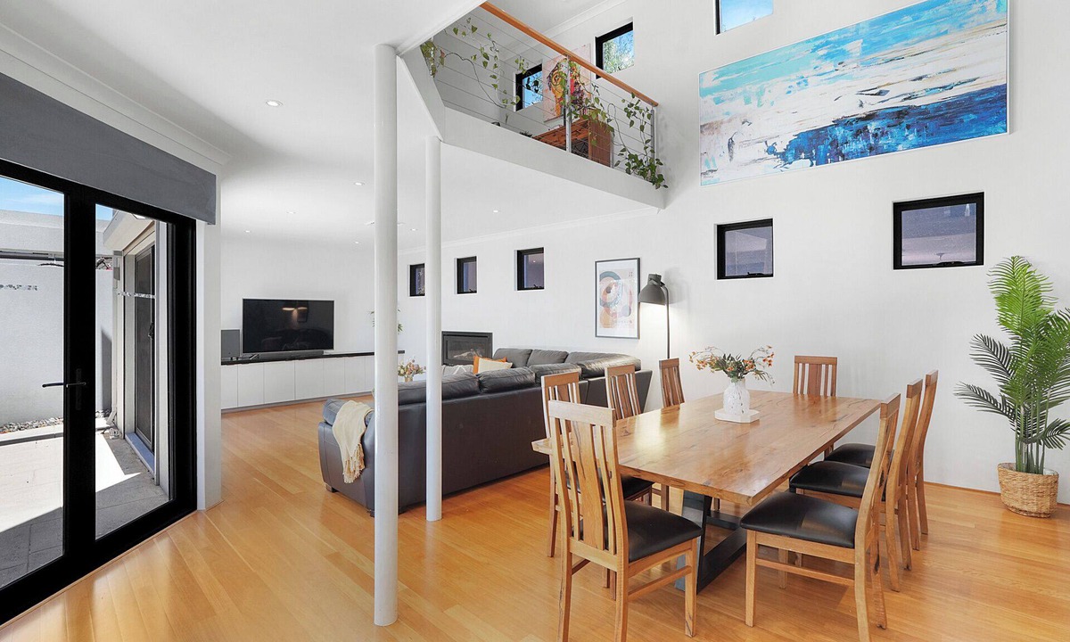 Karrinyup House | Fireplace Family Retreat | Walk to Karrinyup