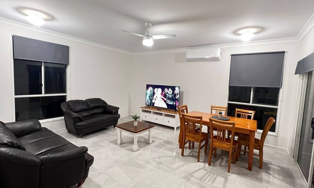 Hillcrest House | Fully A/C Modern 4BRH | Ensuite, 2 Bathrooms & Garage UP TO 14 GUEST