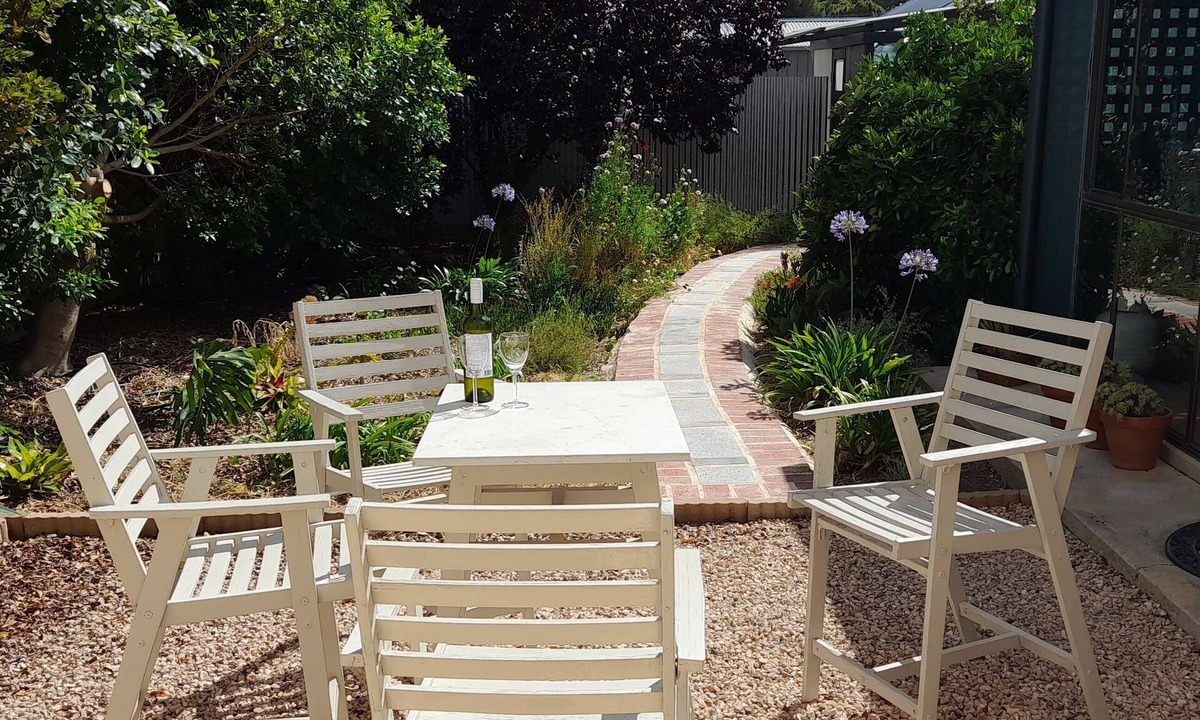 Moonta Villa | Gallery on Ryan. Historic villa in the town centre, accomodation for 10 guests.