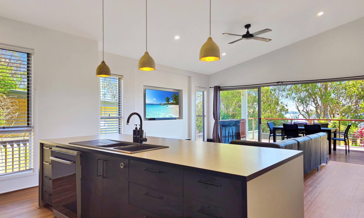 Toukley House | Games Room w Pool Table ~ Large Deck w BBQ + Secure Backyard ~ Air-Con ~ WiFi