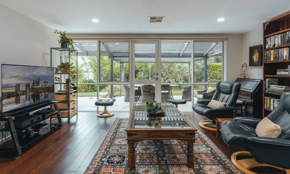 Mawson House | Generous 3-Bed Townhouse near Shops