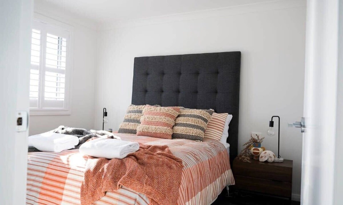 Orange House | Getaway on Curran. EV + Firepit. Walk to CBD.