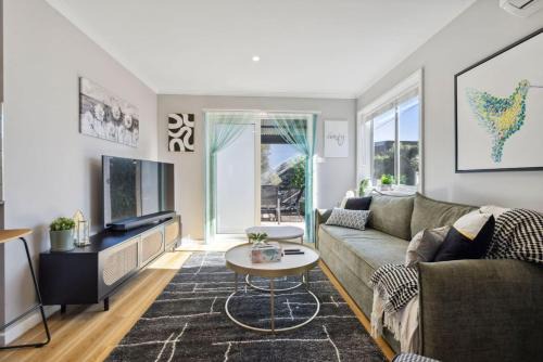Wanniassa House | Gina's Retreat - Chic Comfort near Mount Taylor