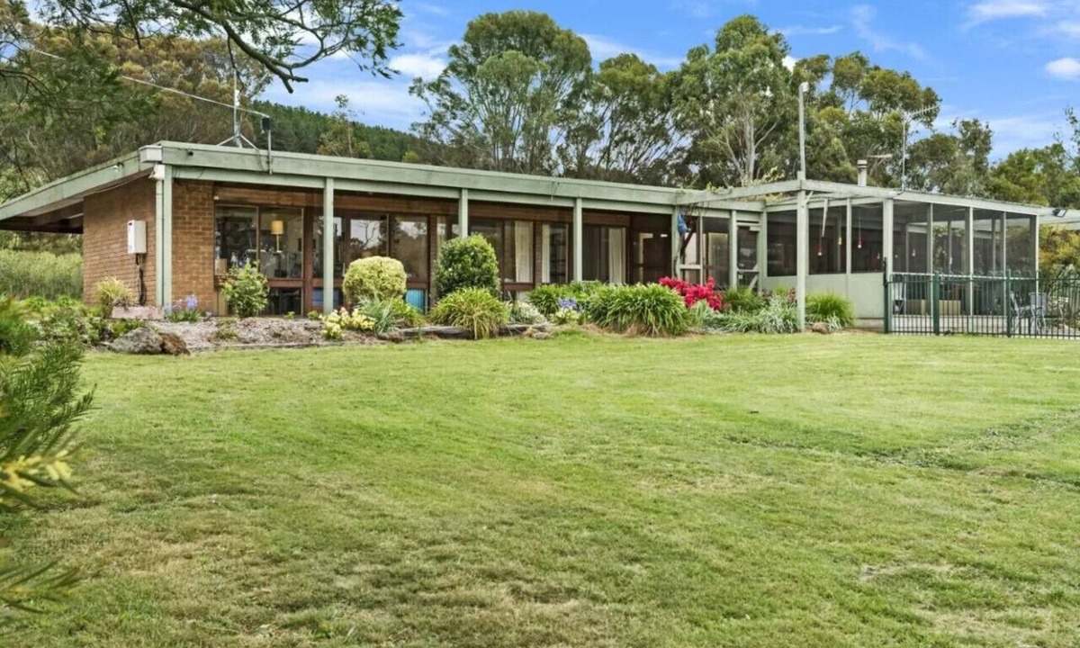 Gisborne House | Gisborne Peak BlueGum Guest House