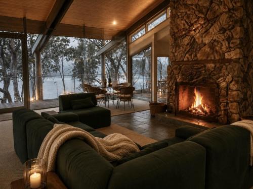 Taylor Bay House | Glasshouse Lake Eildon Architectural Retreat