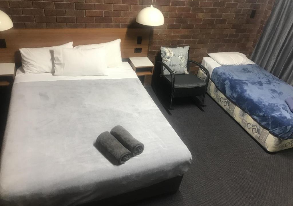 Miles Hotel | Golden West Motor Inn