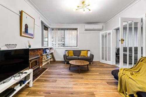 Oakleigh South House | Gorgeous 3BR 1.5Bath AC in Every BR ｜ brick house