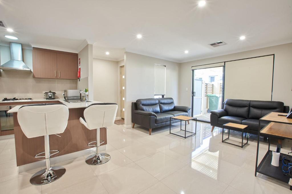 Westminster House | Gorgeous Family House near Shops