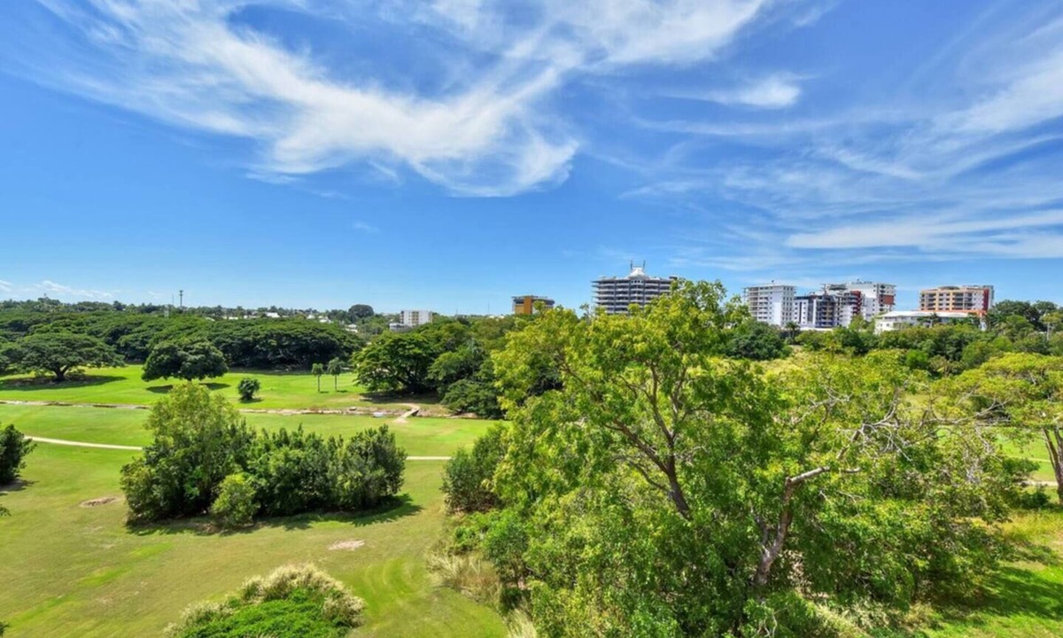 Larrakeyah Apartment | Gorgeous Golf Course views from top floor
