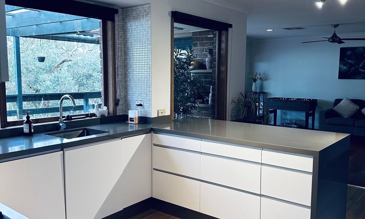 Frankston East House | Gorgeous house near beach with nature view
