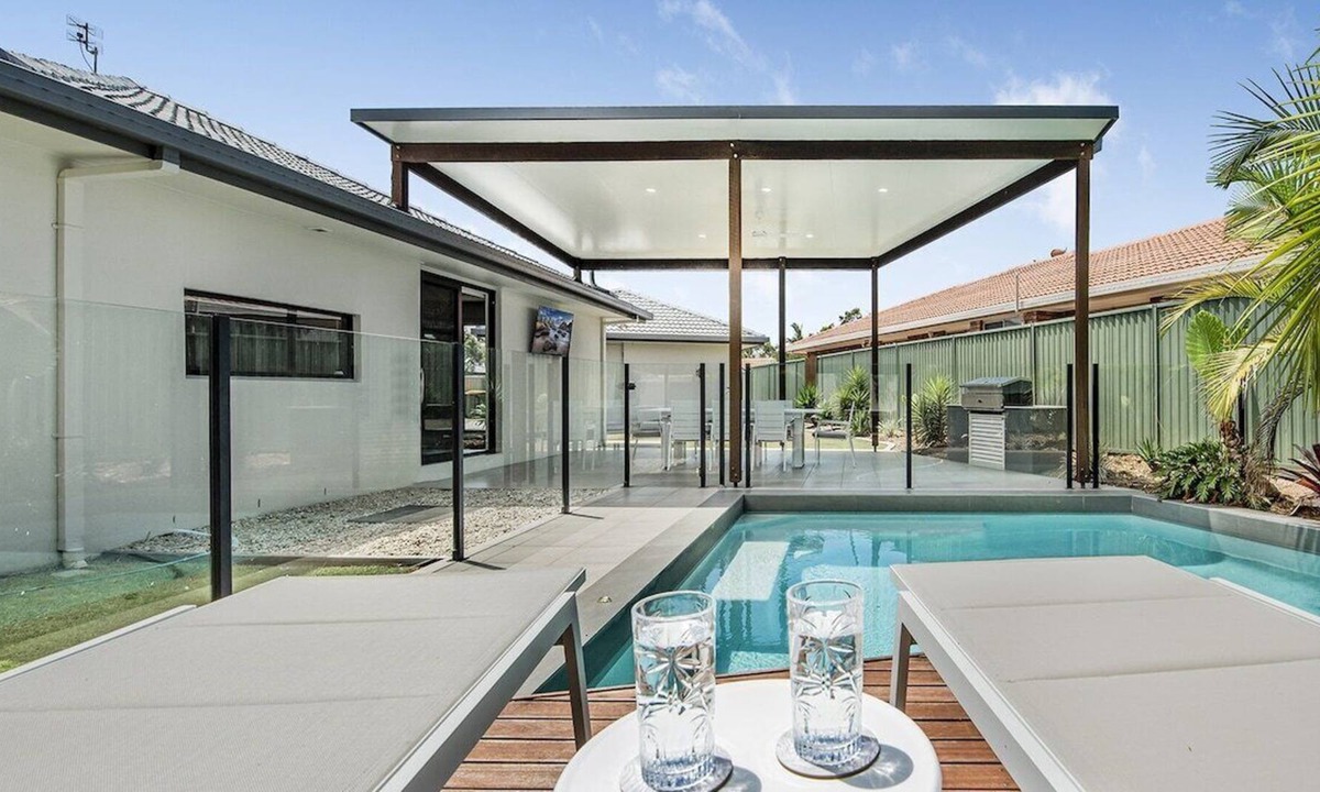 Minyama House | Gorgeous Multi Family Home + Pool + King size beds