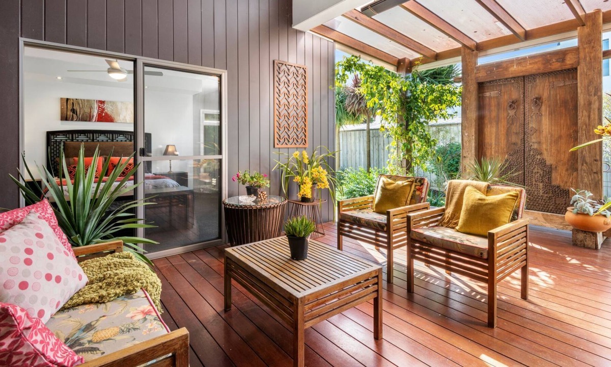 Torquay House | Great Court Location Within Minutes To The Beach!