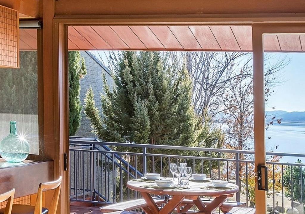 Jindabyne House | Grey Kangaroo - 2BR l Lake Front l Pet Friendly l Air-Con l BBQ l WiFi