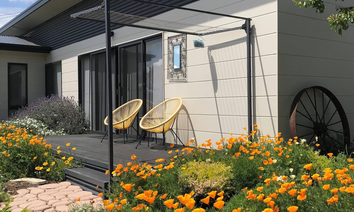 Chisholm House | Guesthouse retreat with free secure parking - work and relax in Canberra South